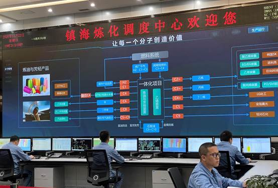图片包含 人, 室内, 男人, 电脑描述已自动生成