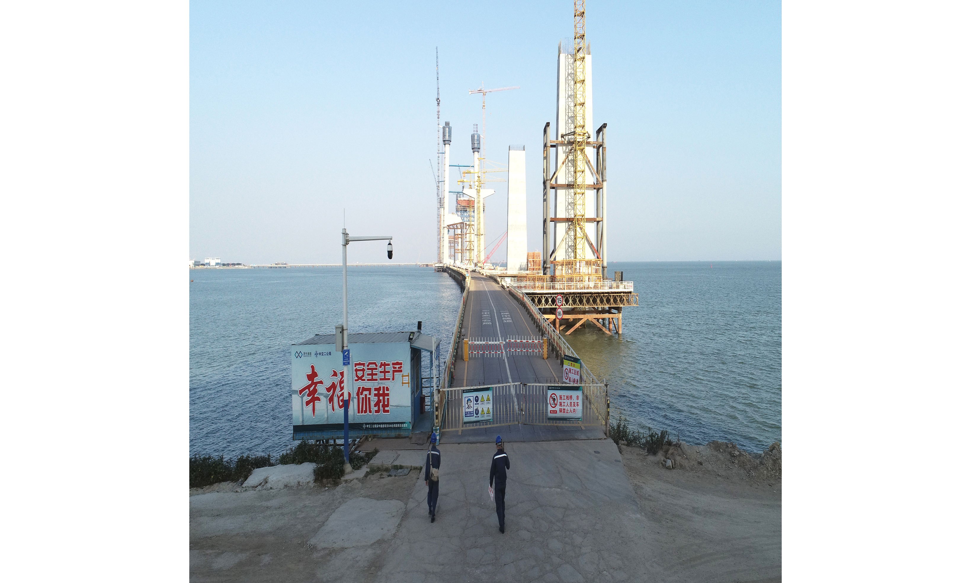 春节期间，深中通道施工建设不间断。南方电网广东中山供电局全程跟进项目用电服务需求，做好上门服务。连接广东中山和深圳的深中通道是国家重点项目，融岛、桥、隧于一体，计划2024年建成投运。