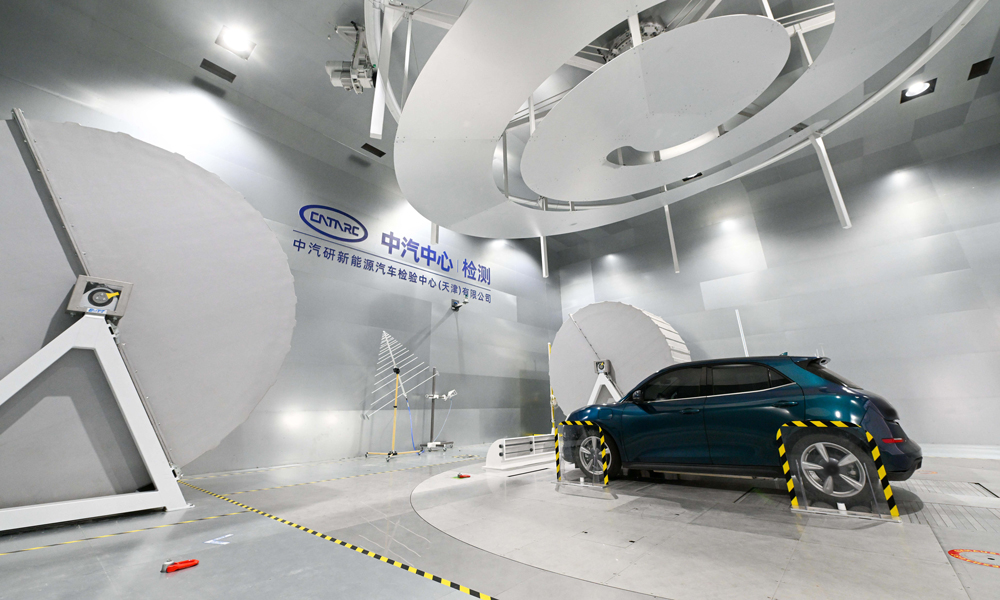 中汽中心新能源汽车科技创新基地测试能力覆盖新能源乘用车、商用车整车和其他相关部件测试需求。未来将持续为我国新能源汽车行业发展提供正向开发、研发验证、检测认证、整改优化等全方位、综合性服务。图为在电磁兼容部，新能源乘用车在混响室内接受抗电磁干扰检测。新华社记者 孙凡越 摄