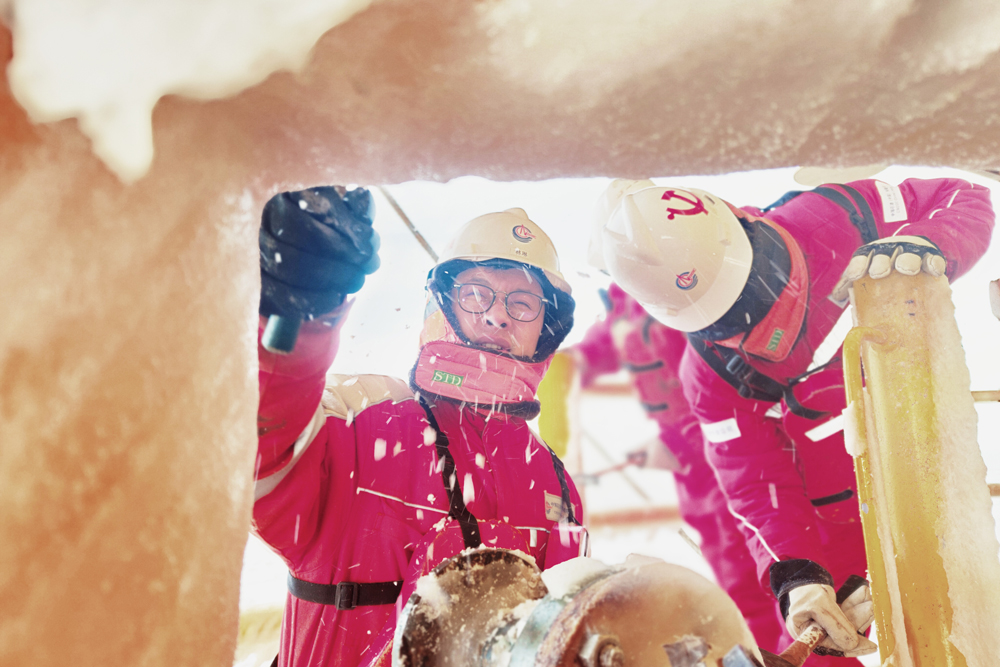 1月23日，有限天津分公司蓬勃作业公司CEPB平台一线员工合力清雪破冰，除去潜在隐患，保障巡检和施工作业安全。袁伟亮 林琳 摄