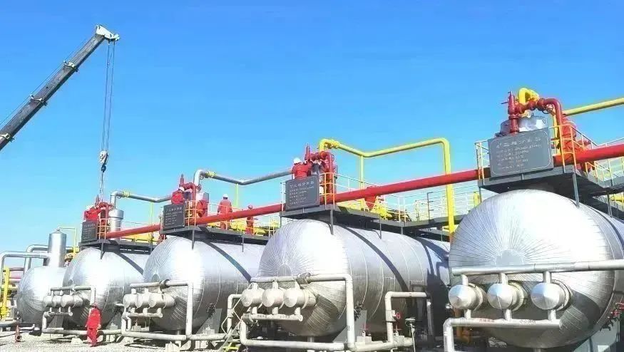 面对含水率高、采出程度高、产量递减率高等不利因素，大港油田公司深入践行“冲、抢、稳、保”四字方针，全力打好老油田稳产上产进攻仗。1月份，大港油田公司实现生产开门红，全月实现原油生产34万吨、天然气5700万立方米，油气均超计划线运行。王洪珍 摄