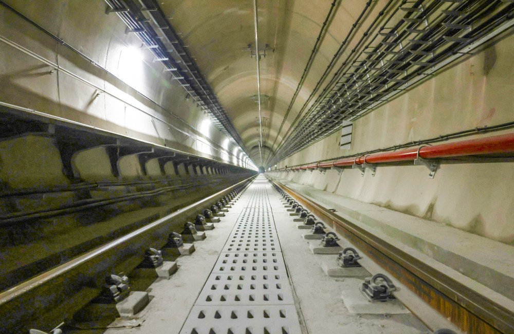 贵阳轨道交通3号线建成通车后，将实现与多条线路的便捷换乘，纵贯贵阳城市南北，极大方便市民生活。图为建设过程中已铺设线路。