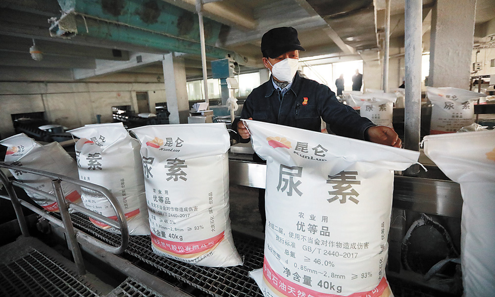 中国石油大庆石化增大原料投入量，全力以赴生产化肥，每天生产化肥1500吨，保障夏种用肥。杨志明 摄