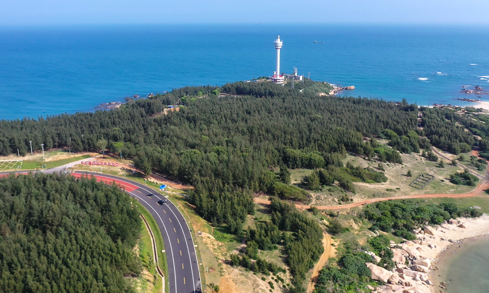 据了解，海南环岛旅游公路及驿站项目是海南自贸港先导性重大基础设施项目，贯穿海口、文昌、琼海、万宁等沿海12个市县，串联沿线特色景观，为游客呈现海南美丽的滨海风光。项目计划年内通车，届时将把海南大量游客引流到环岛旅游公路上，对助力海南自贸港、国际旅游消费中心和全域旅游示范省建设具有重要作用。图为海南环岛旅游公路文昌段。