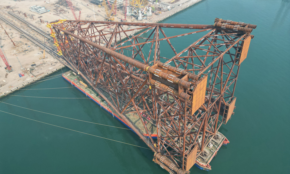 陆丰12-3油田开发项目要新建1座导管架平台和1艘10万吨级FPSO（浮式生产储卸油装置），用12根长度最长达161.2米的钢桩将这座亚洲第三高导管架“扎根”深水。图为导管架滑移下水。