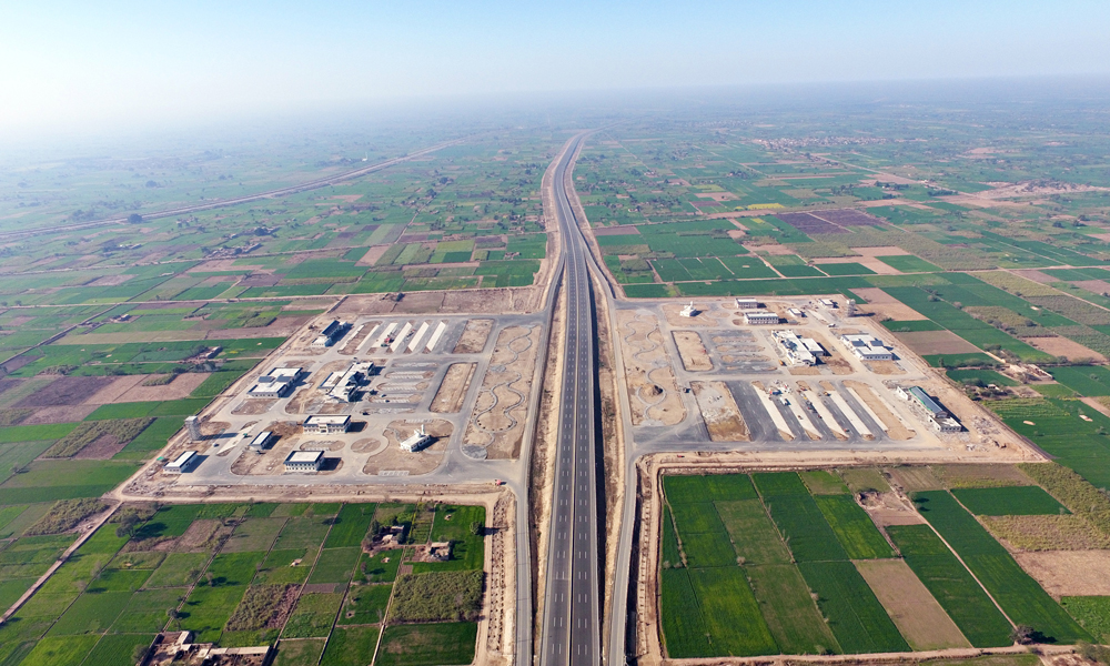 中国铁建以设计施工总承包(EPC)方式承建的巴基斯坦卡拉奇至拉合尔高速公路Ⅲ标项目，是巴基斯坦南北“大动脉”最核心、最繁忙的部分，全长230公里，总投资近百亿元，于2019年正式通车，是当时线路最长、智能化水平最高的高速公路。图为巴基斯坦卡拉奇至拉合尔高速公路。