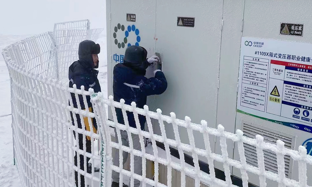 受大雪影响，中国节能所属风电西中区域公司定边胶泥梁风电场樊学变线路跳闸，维修人员第一时间赶到现场进行箱变倒闸，保障供电。