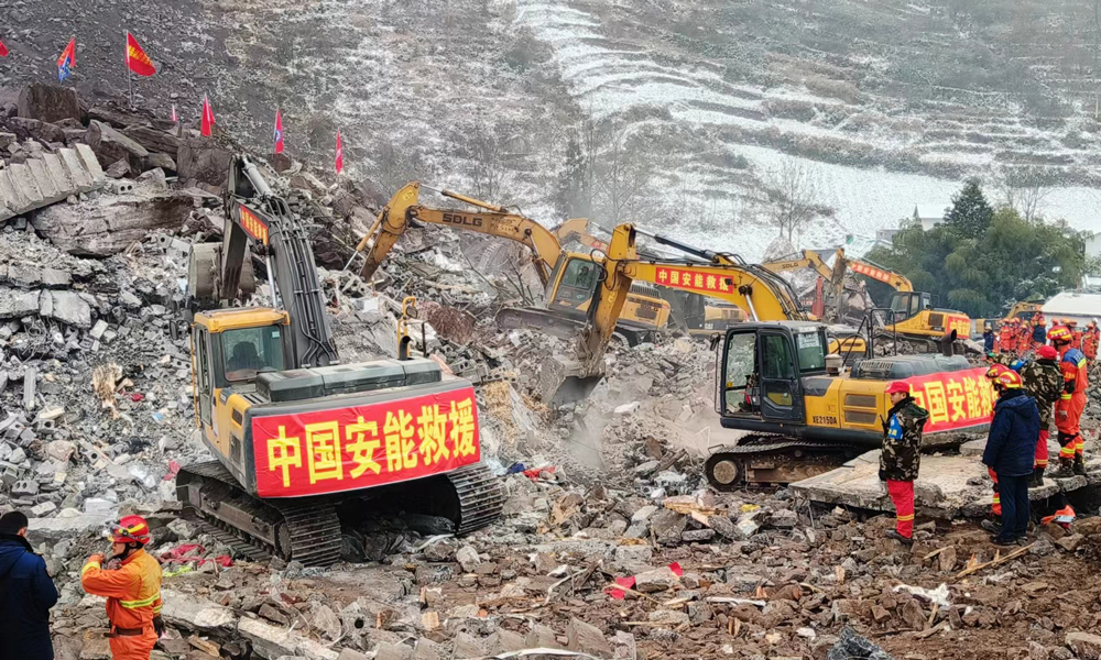 1月22日5时51分，云南省昭通市镇雄县塘房镇凉水村发生山体滑坡，灾害造成18户房屋被掩埋、47人失联。灾害发生后，中国安能集团第一时间启动应急响应机制，从北京派出工程、地质、应急6人专家组，从广西、贵州、云南等方向迅速调派112名救援队员，携带38台套专业救援装备到达灾区，全力展开救援工作。