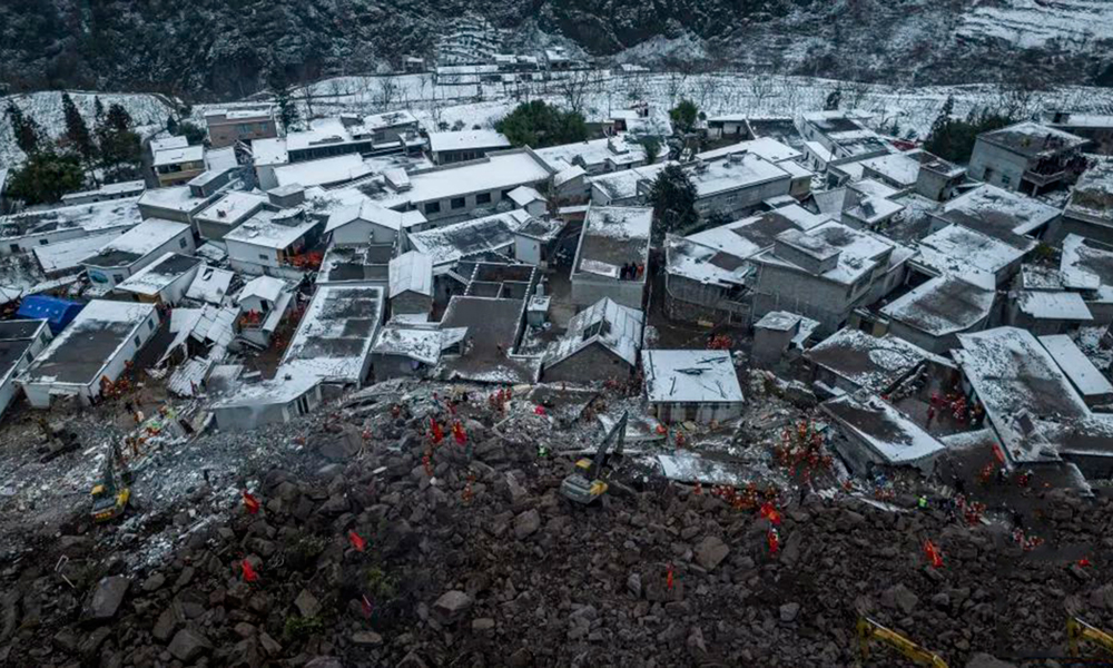 截至24日17时，现场已搜救到34人，均无生命体征，灾害已造成34人遇难10人失联。目前，救援工作仍在紧张有序进行。