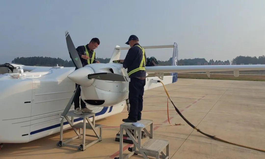 HH-100航空无人运输系统由西飞民机自主研发，采用“主机+供应商+战略合作伙伴”的研制模式，机体结构、系统成品等由航空工业内部单位和民营企业配套。飞机最大起飞重量2000千克、商载能力700千克、满载航程520千米、最大巡航速度300千米/时、最大使用高度5000米，可应用于多种复杂作业场景，兼具成本低、吨位大、商载高、全国产的特点。