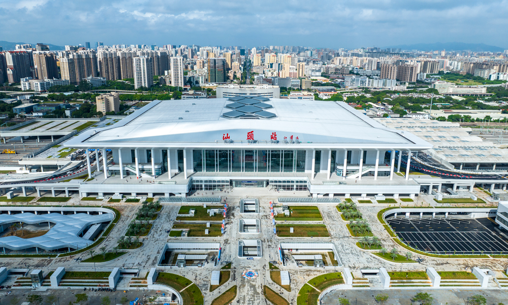 9月20日，由中国铁建旗下中铁建设承建的我国粤东地区规模最大、交通接驳功能最齐全的综合高铁枢纽——新建汕头站一期站房正式启用。图为新建汕头站一期站房航拍。