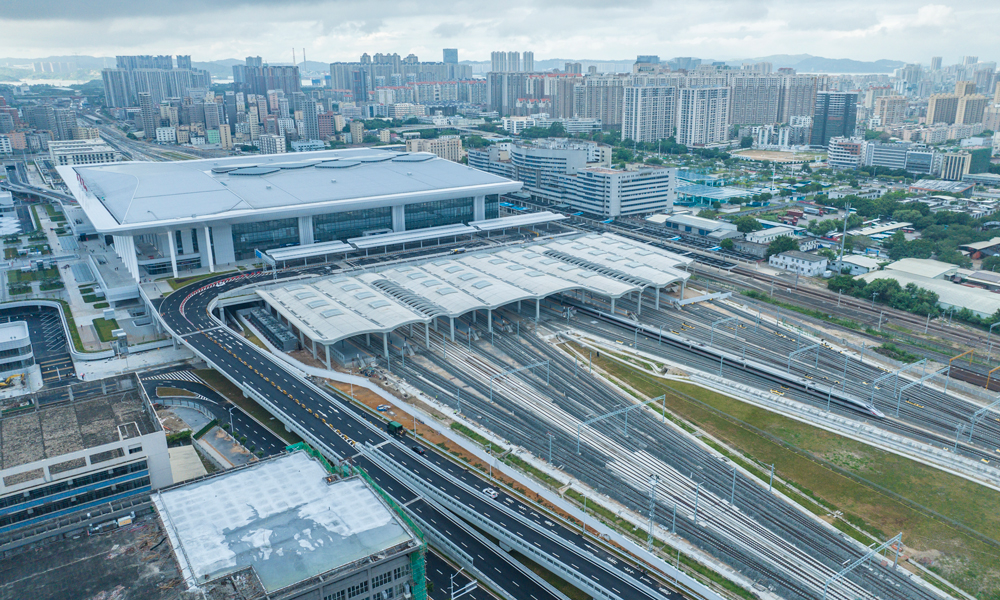 新建汕头站是国家“八纵八横”沿海高铁的重要节点，北接漳汕高铁，南连汕汕高铁、广澳港铁路，西联既有梅汕铁路、粤东城际。站房分两期建设，站房规模10万平米，站场规模11台24线，集高铁、普铁、城际、市内公共交通于一体，全面建成后将保障粤东人民舒适便捷出行，增强汕头省域副中心城市的虹吸力和辐射力。图为首趟高铁G6358次列车从新建汕头站驶出。