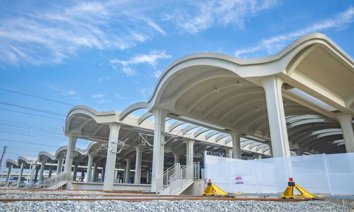 车站应用建筑结构一体化建设理念。项目团队研发了全国首例构建一体化树状造型钢结构施工技术，将站内大厅16根支撑柱优化为“榕树”造型，实现功能和美学的内在统一；建成了全国首例异形多曲连续拱形全现浇清水混凝土雨棚，相比钢结构雨棚，具有更佳的耐盐酸、抗腐蚀和抗台风性能。图为车站北雨棚。