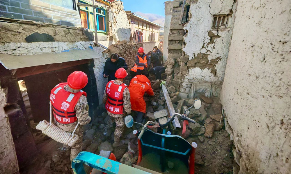 铁一院高原铁路指挥部勘探二分部及地质组驻地距离震中约30公里，震感强烈。了解到定日县长所乡受灾严重后，第一时间投入2台车及7名专业工程师赶赴现场，在确保团队自身安全的前提下，参与现场救援工作，并协助当地救援力量判识震后地质情况，避免发生次生灾害。
