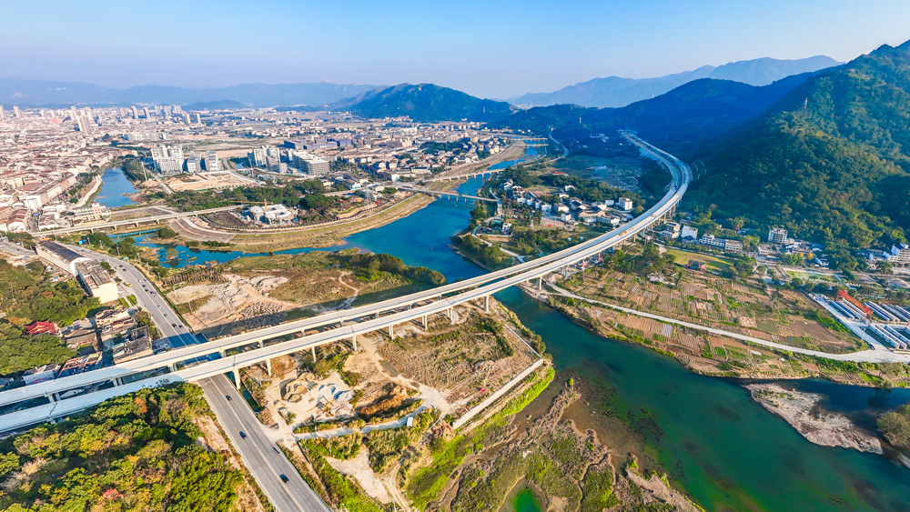 作为浙江省在建桥隧比最高的山区高速公路，瑞苍高速北起瑞安市高楼镇，南抵苍南县钱库镇，全长52.6公里，桥隧占比达87%。全线设置10座枢纽互通，包含36座桥梁、7座隧道，构建起连接龙丽温、甬台温及甬台温复线三条高速的东西向快速通道，形成浙南山区与福建沿海的黄金走廊。图为瑞苍高速公路龙涵桥跨鳌江支流。