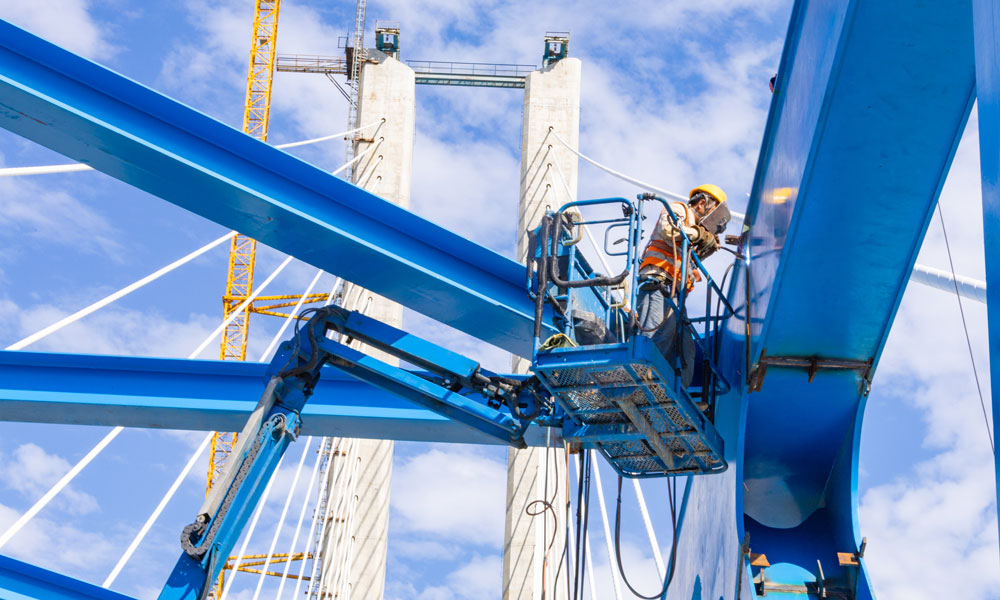 图为施工人员进行钢桁梁焊接作业。