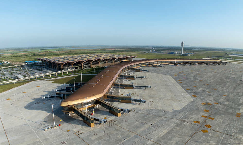 德崇国际机场是柬埔寨在建项目中使用钢结构体量和面积最大的项目。其钢结构屋顶宽216米、长360米，穹顶构件重达11000多吨。