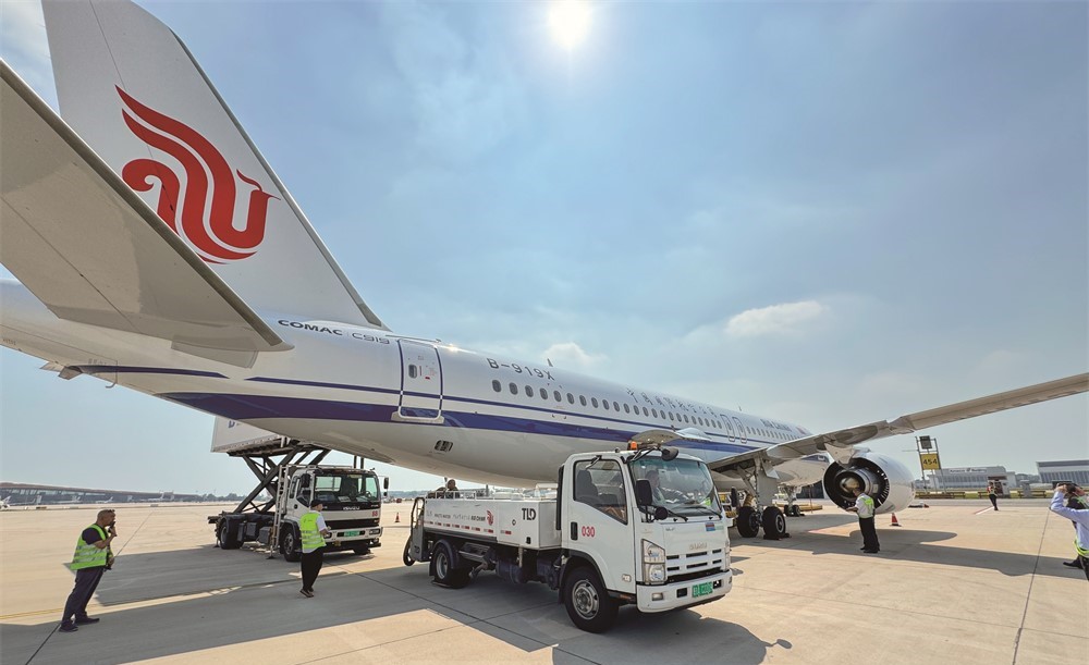 污水车辅助员准备为C919飞机进行排放污水操作。