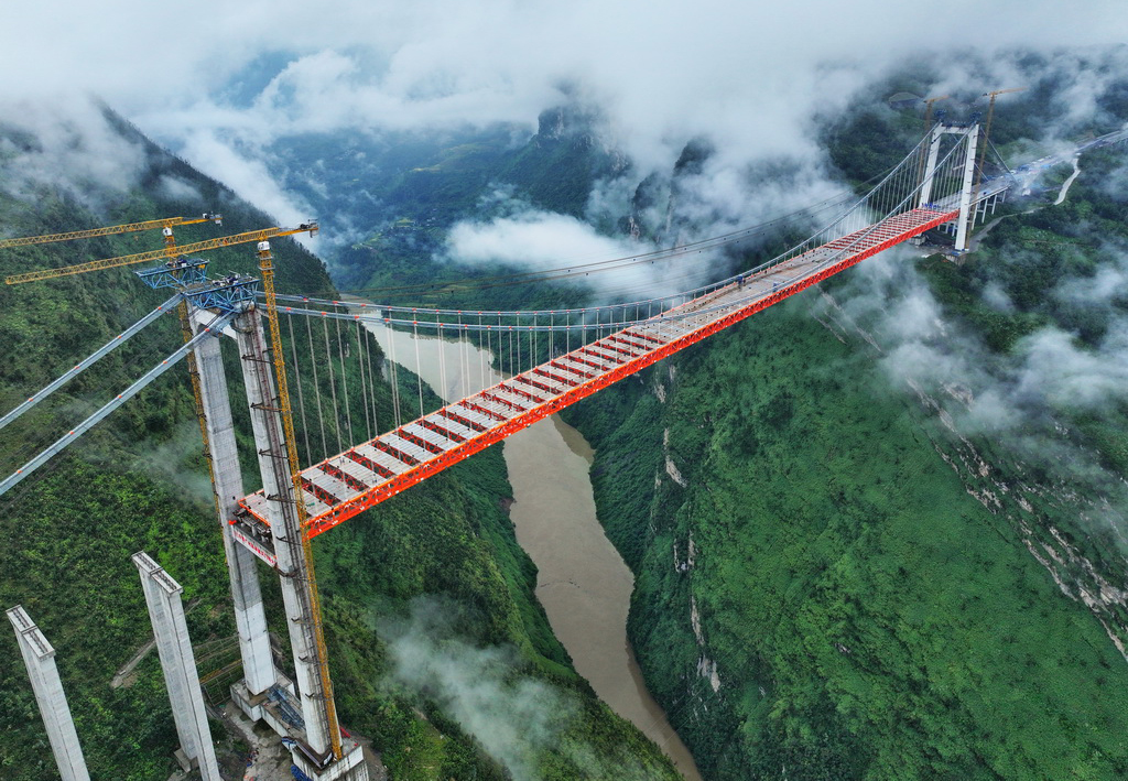 天门特大桥是安顺至盘州高速公路的重要控制性工程，大桥全长1553米，桥面距离峡谷水面约560米。新华社记者 刘续 摄