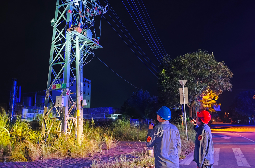 南方电网广东阳江城区供电局白沙供电所运维人员抓紧台风登录前窗口期，到银岭工业园区开展电力线路设备特巡特维。