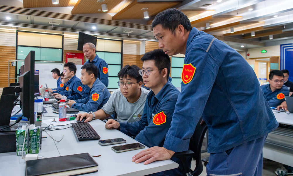 在南方电网广东珠海斗门供电局抗灾复电现场指挥中心，工作人员开展生产信息收集、抢修指挥调度、设备状态监测等工作。