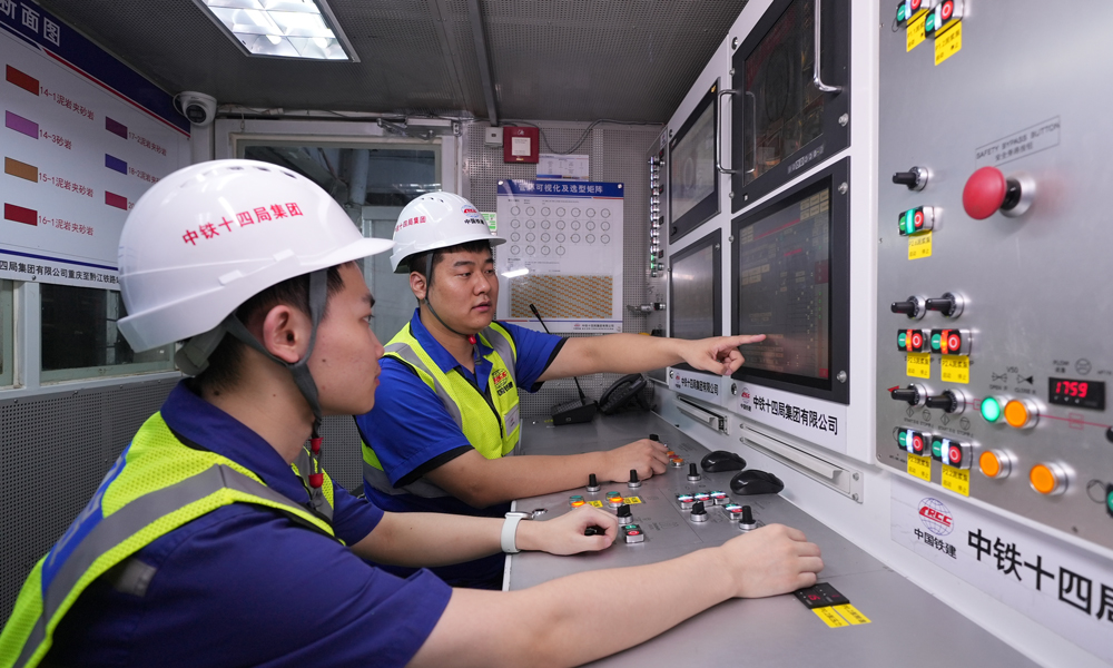 重庆菜园坝长江铁路隧道分为矿山法和盾构法施工两种方法，其中，隧道盾构段全长3845米，穿越长江段长达1282米，采用的是自主选型设计的“长江号”泥水平衡盾构机，开挖直径达12.66米。图为中铁十四局技术人员驾驶盾构机。