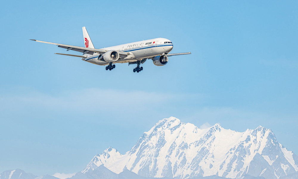 近日，中航集团旗下国航CA2505成都天府—乌鲁木齐航班平稳降落在乌鲁木齐天山国际机场北航站区，标志着中航集团国航新疆分公司实现安全飞行4周年。自2021年9月首航以来，该公司执管运力累计执飞航班15438架次，安全飞行超4.57万小时，承运旅客突破197万人次，运输货邮达9477余吨，以平稳高效的运行态势筑牢发展根基。