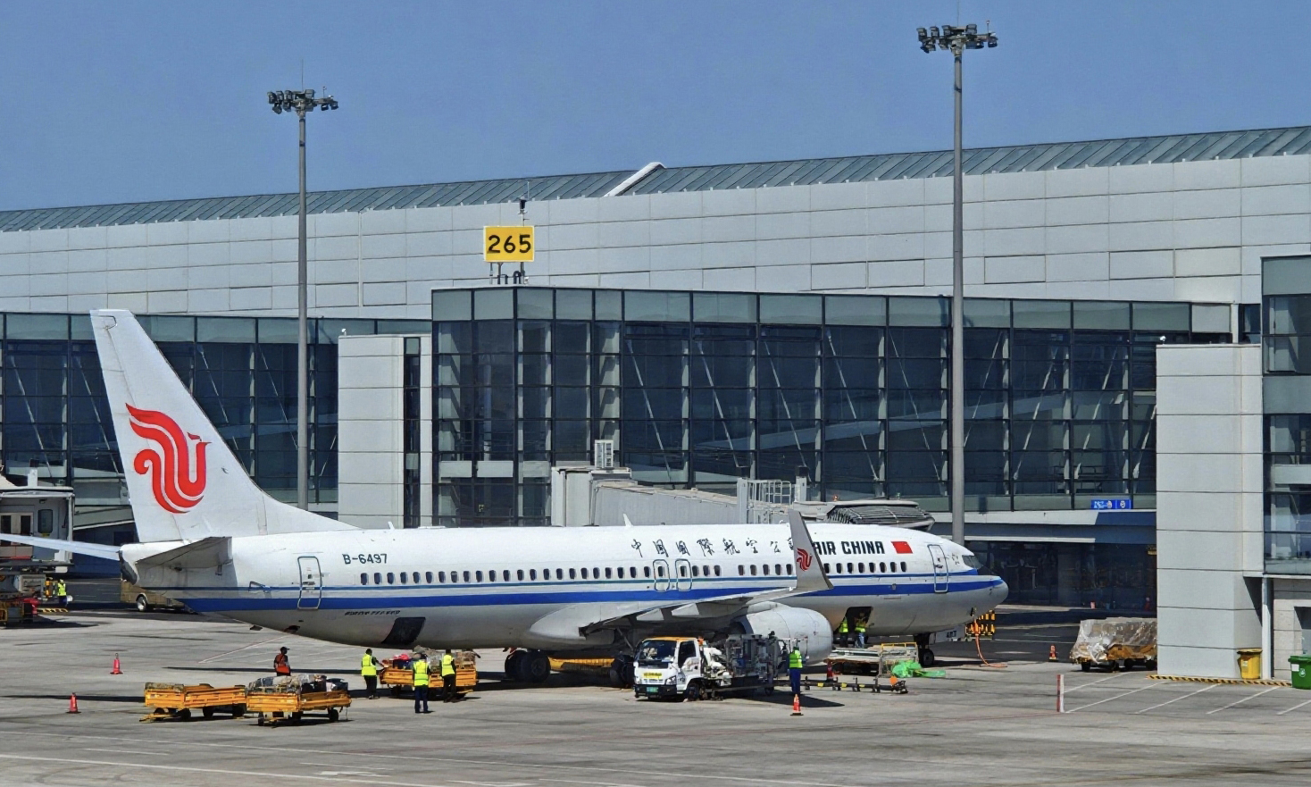 作为乌鲁木齐国际航空枢纽重点运营单位之一，中航集团国航新疆分公司通过稳步扩大机队规模、强化运行协调与旅客服务能力，为区域深耕与国际辐射奠定基础。未来，该公司将以更优运力、更优服务、更优网络，续写天山脚下的民航高质量发展新篇章。