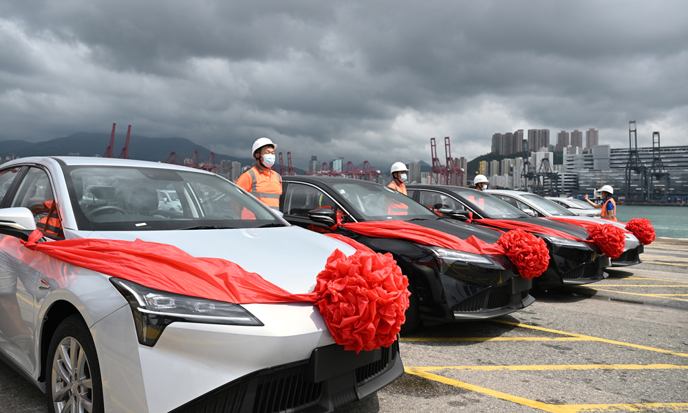 “港荣”轮总长219.9米，配备13层装载甲板，设计装载容量9300个标准车位。总装车面积78416平方米，约相当于11个标准足球场。全船配备156个闭路电视监控系统，13层装载甲板均设耦合热成像红外探头，确保安全。