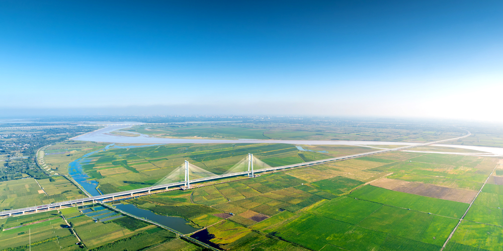 近日，中交二航局承建的河南安罗高速黄河特大桥主体工程完工。河南安罗高速黄河特大桥全长15.22公里，是黄河上最长的公路桥梁，大桥主塔是全国首次采用无主筋钢壳混凝土组合索塔。