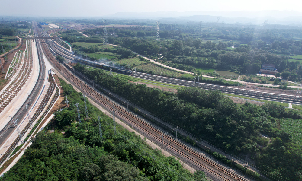 浩吉铁路荆门北至子陵联络线位于湖北省荆门市，线路北起浩吉铁路荆门北站南端，南接焦柳铁路子陵所，全长7.21公里，建设内容涵盖荆门北站改造、焦柳改建、新建上下行联络线及子陵所等施工任务。