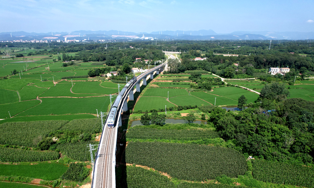 近日，中国中铁旗下中铁六局承建的浩吉铁路荆门北至子陵联络线正式开通运营。浩吉、焦柳两大南北向干线实现二次互联互通，对进一步完善浩吉铁路集疏运体系，助力浩吉增运上量，提高路网整体效率，保障华中地区能源供应安全具有重要意义和作用。