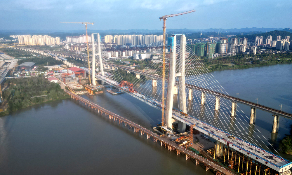 近日，中国铁建所属中铁十七局承建的成达万高铁遂宁涪江特大桥主桥成功合龙，为成达万高铁后续轨道铺架和按期通车奠定了坚实基础。图为遂宁涪江特大桥。