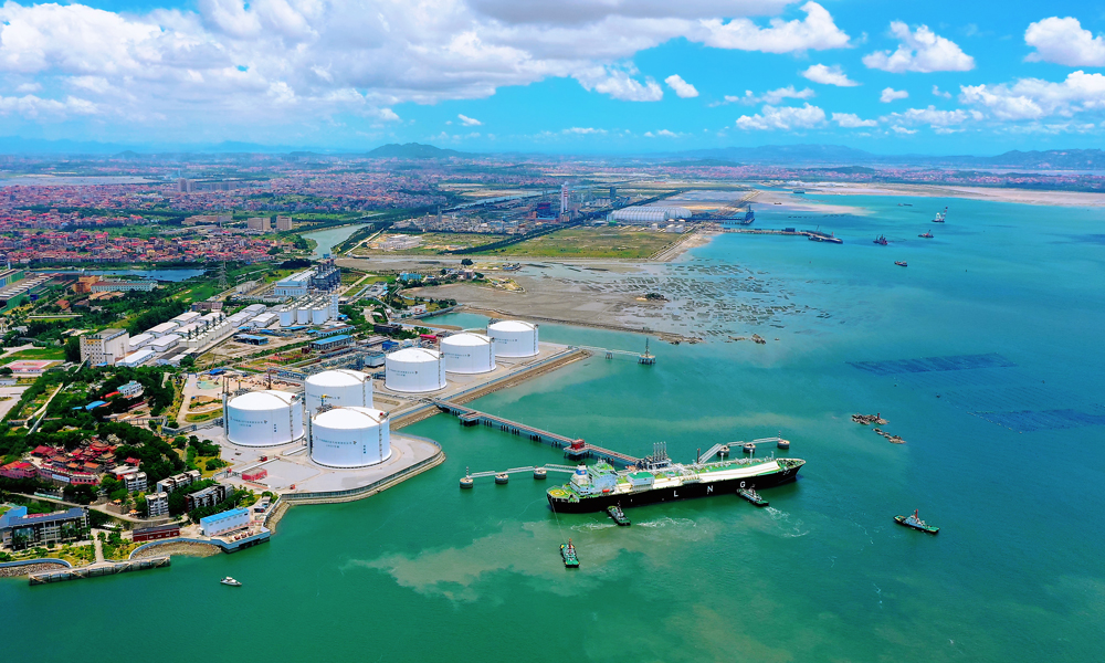 自2008年投产以来，湄洲湾“绿能港”通过管道把天然气输送到燃气电厂、城市燃气管网，为福建省及周边地区持续不断输送清洁能源。据了解，湄洲湾“绿能港”现已建成6座16万立方米LNG储罐、372公里管道。