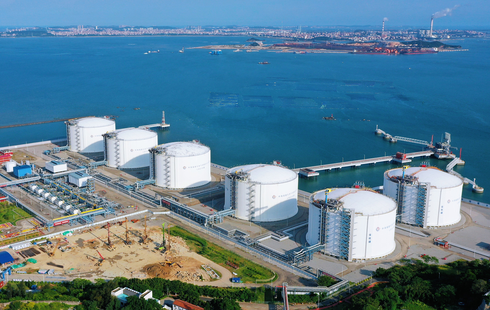 近日，湄洲湾“绿能港”储罐桩基施工作业现场。