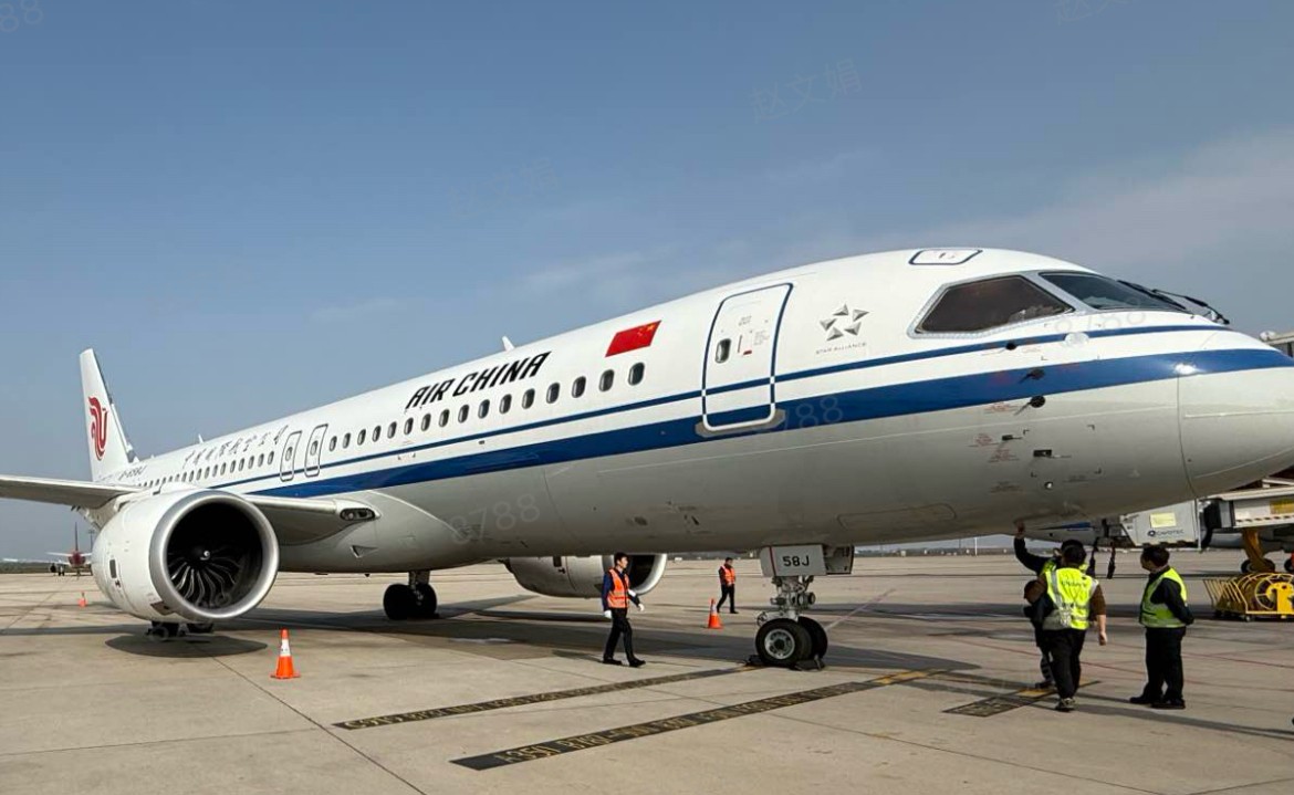 中航集团将持续推动国产飞机高品质商业运营。2025—2026年冬春航季，国产客机C919计划新增广州、西安、长沙等新航点。图为国产客机C919首次执飞西安－北京首都航线。