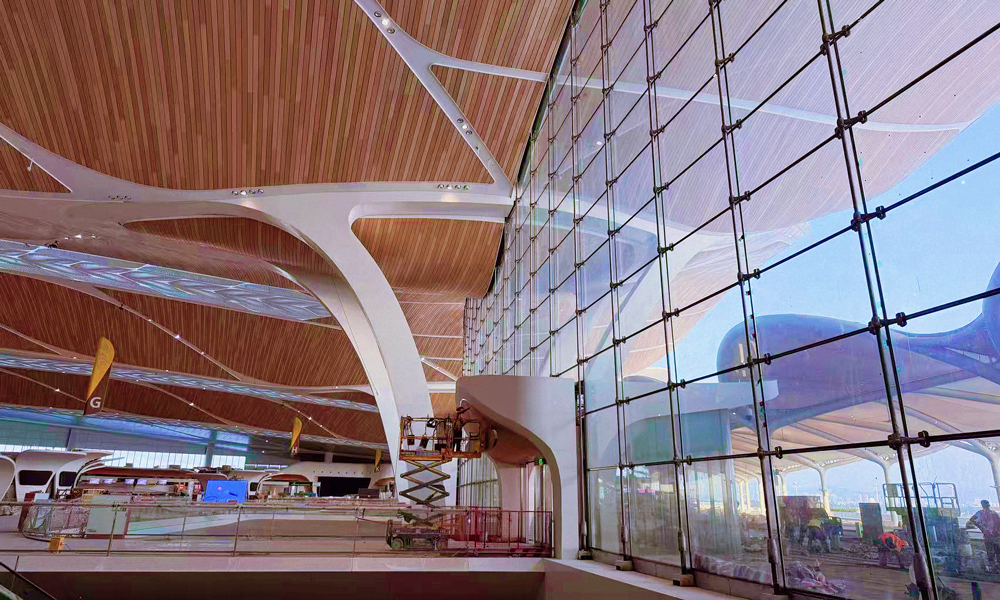 广州白云国际机场T3航站楼项目南立面幕墙设计为拉索幕墙，是全国首例固定在屋面网架结构上的幕墙体系，面对单根预拉力高达100吨、长度达4300米拉索体系，项目团队深入研究张拉与监测方案，通过植入内置传感器的“智慧索”，实现幕墙体系的全天候健康监测，确保拉索幕墙整体安全。