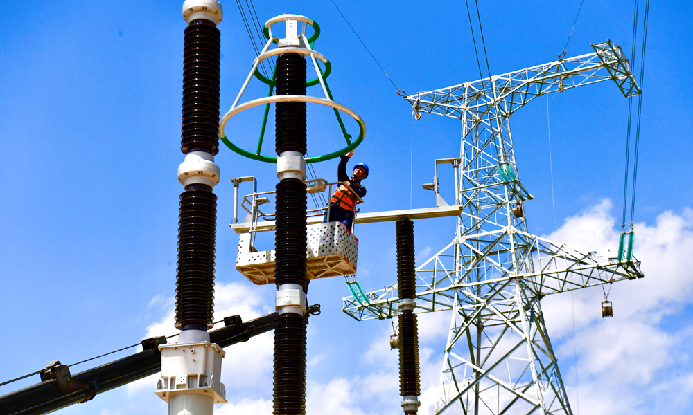 据了解，此次投产的500千伏金海湖输变电工程，位于贵州省毕节市，线路全长225.5公里，海拔跨度超过1200米，是贵州投资规模最大的单项电网工程。