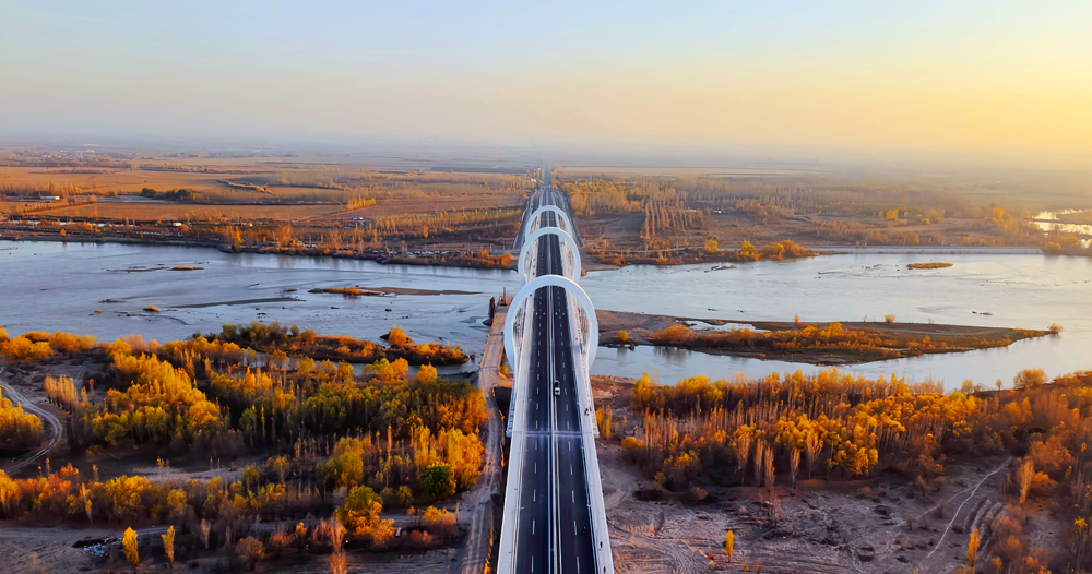近日，中国中铁旗下中铁工业参建的国内首座三塔四跨“O”形矮塔斜拉桥——伊犁河三桥正式通车。作为连接新疆伊宁市与察布查尔锡伯自治县的重要过河通道，大桥通车使两地车程缩短了近1小时。