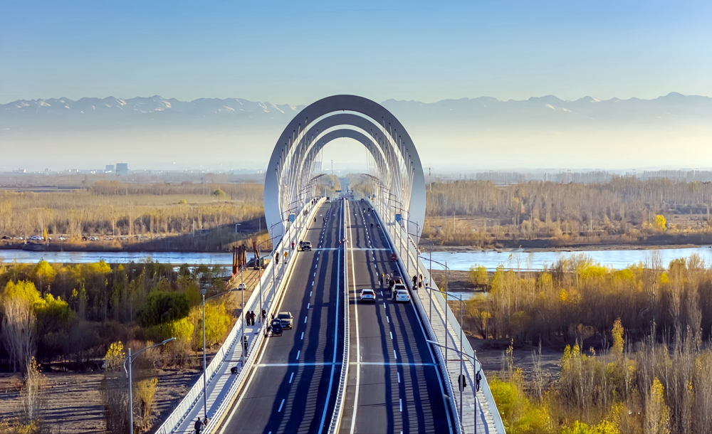 伊犁河三桥同时串联起霍尔果斯市、伊宁市、察布查尔锡伯自治县、昭苏县等区域，助力特色农产品外运及旅游环线的形成，为构建伊犁河谷快速交通网、促进“两霍两伊”一体化发展、助力“一带一路”核心区建设注入新动力。