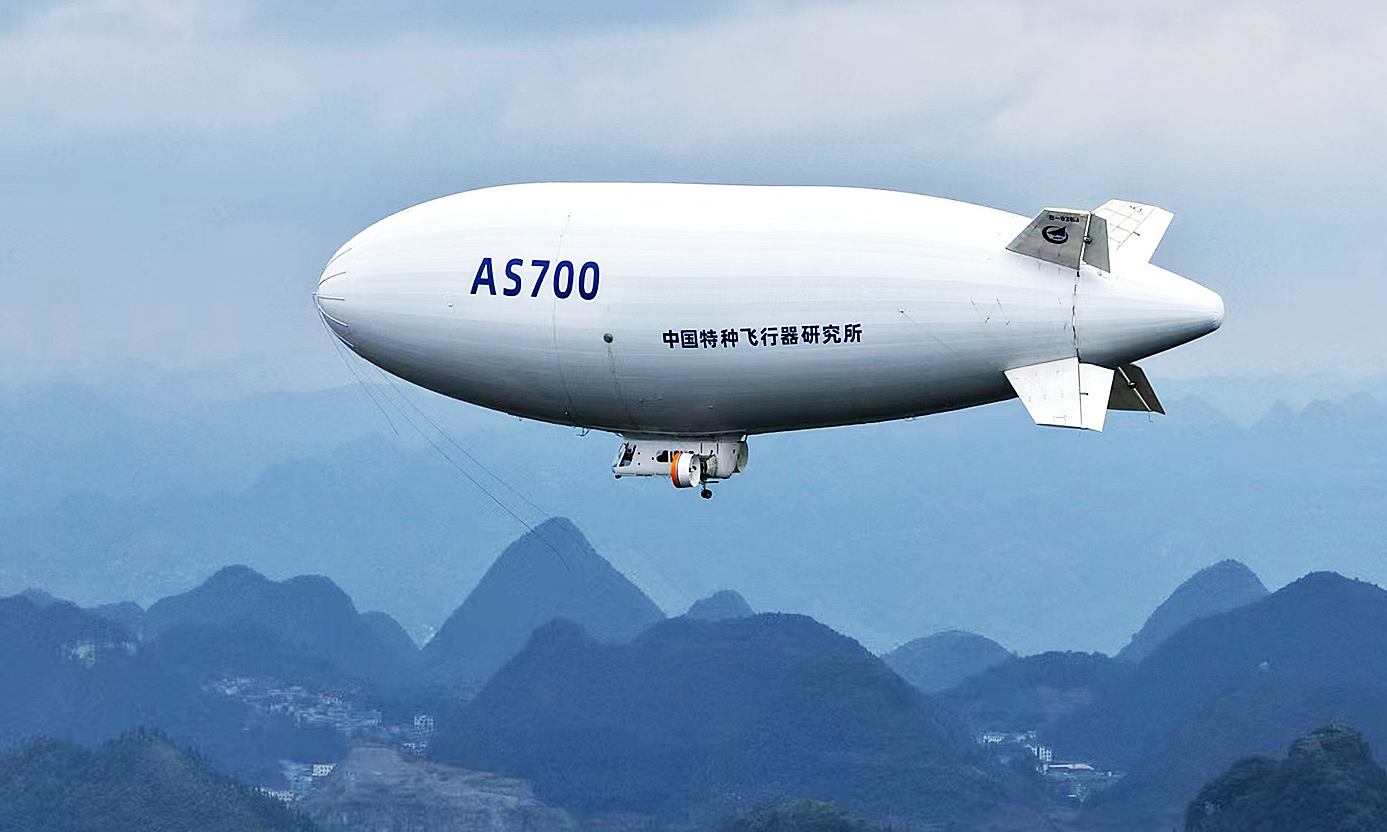 近期，AS700载人飞艇将再次在当地开展飞行验证，以推进商业化运营进程，计划在明年面向公众开放。同时，航空工业特飞所也在同步推进人才保障工作，首批3名载人飞艇驾驶员即将结业，为运营提供专业支撑。