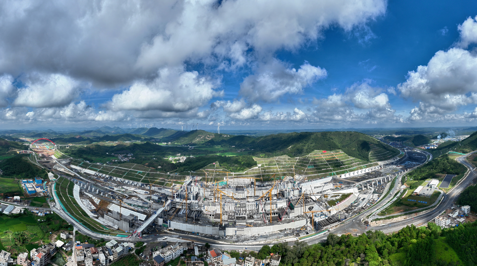 西部陆海新通道骨干工程——平陆运河总投资约727亿元，始于南宁横州市西津库区平塘江口，经钦州灵山县陆屋镇沿钦江进入北部湾，全长约134.2公里。按照规划，2026年底平陆运河将建成通航。