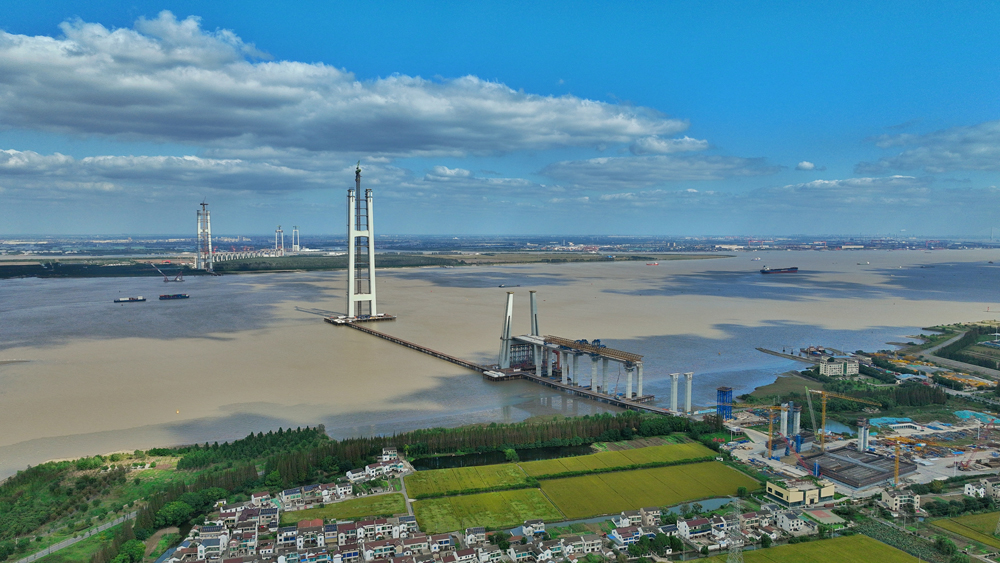 作为国家“八纵八横”交通网的关键节点，张靖皋长江大桥连接沪陕高速与张家港疏港高速，通车后张家港至如皋的车程将从1小时缩短至20分钟，对促进长三角区域一体化发展、完善过江通道布局具有重要意义。