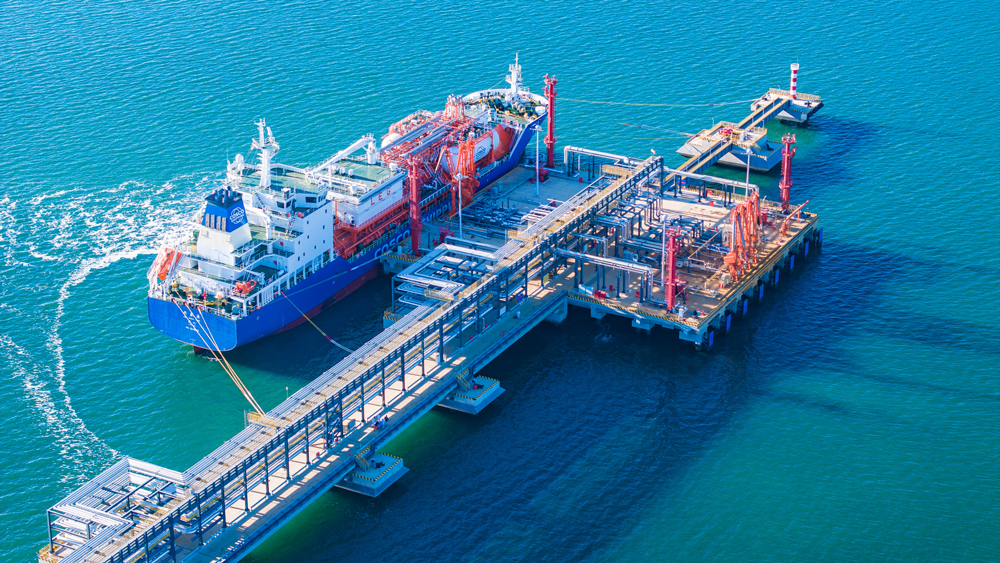 近日，中远海运能源所属大连海能“兴盛源”轮在大连长兴岛（西中岛）石化产业基地完成首船乙烯货品下海作业，并实现全国首次绿色液化天然气（LNG）燃料加注。