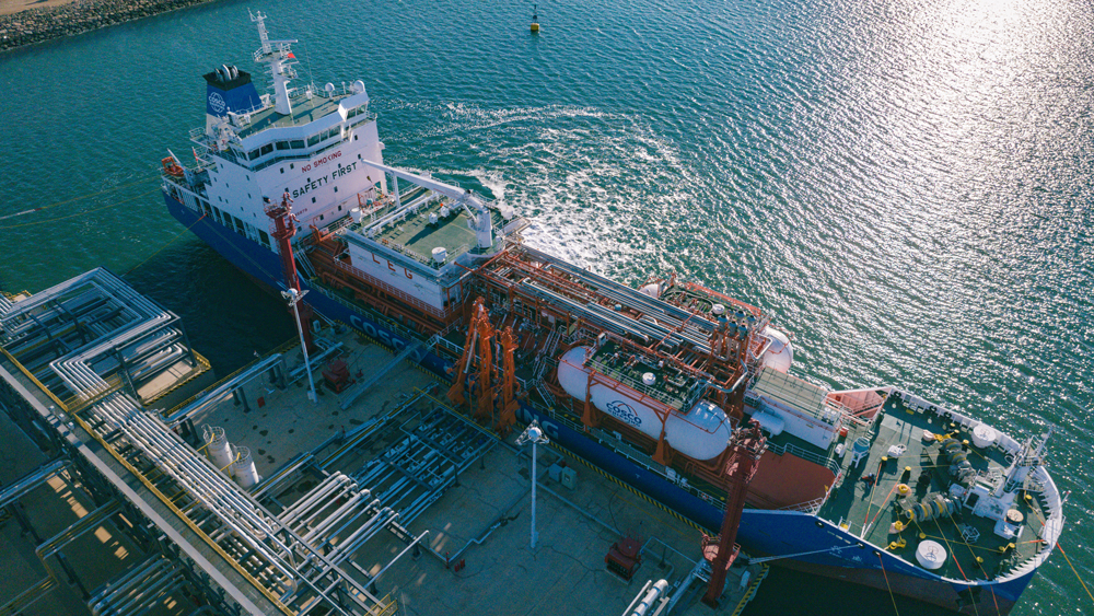 “兴盛源”轮为一艘2G型半冷半压式LNG双燃料气体船，可适配多种清洁燃料。该绿色LNG船用燃料以有机废弃物发酵产生的生物甲烷液化制成，全生命周期温室气体减排量可达80%以上，兼具“变废为宝”与低碳减排的双重价值，精准契合国际航运脱碳趋势与环保法规要求。