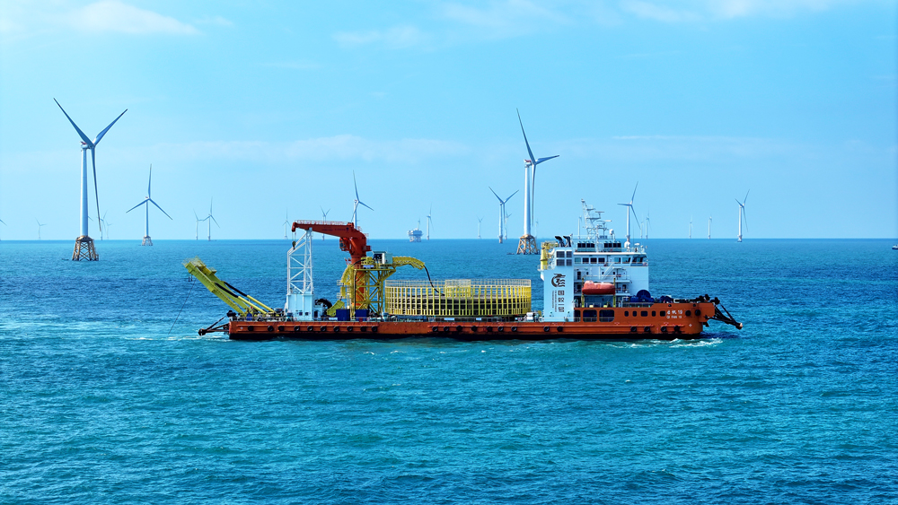 近日，全长80千米的广东阳江海上风电项目500千伏海底电缆完成敷设。截至目前，这是广东海上风电完成架设的单条最长电缆。