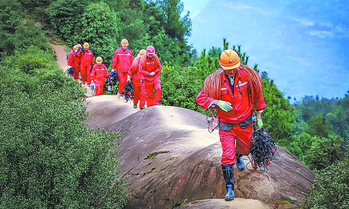 中国石化地球物理公司南方分公司员工开展物探作业。　　