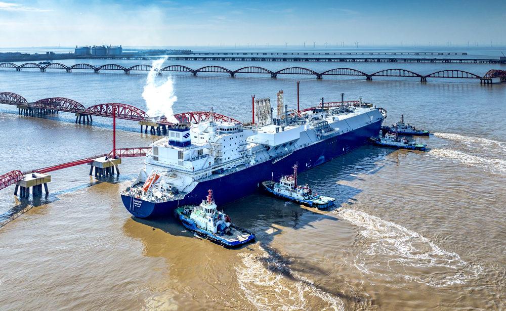 截至目前，中国石油所属液化天然气（LNG）接收站今冬累计接卸LNG船舶21艘，气化能力创历史新高。图为满载15万立方米LNG的船舶靠泊江苏LNG接收站码头。 