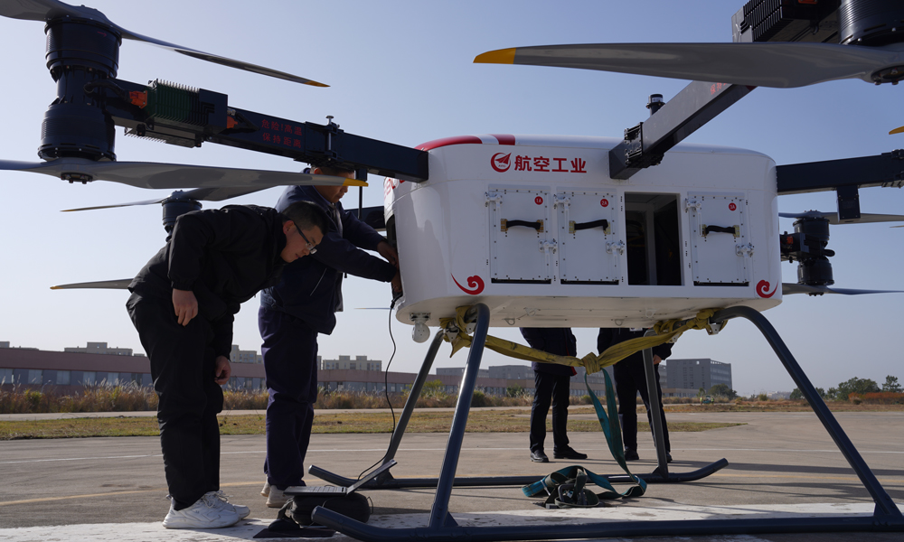 AR-E800核心亮点在于拥有一个可快速拆卸的多功能货舱，使无人机能灵活地在“腹内带货”与“外部吊挂”两种运输模式间切换。既可以向高山基站运输设备、在复杂地形进行工程作业，还能承担景区物资保障、应急物资投送等任务。汤向伟 摄