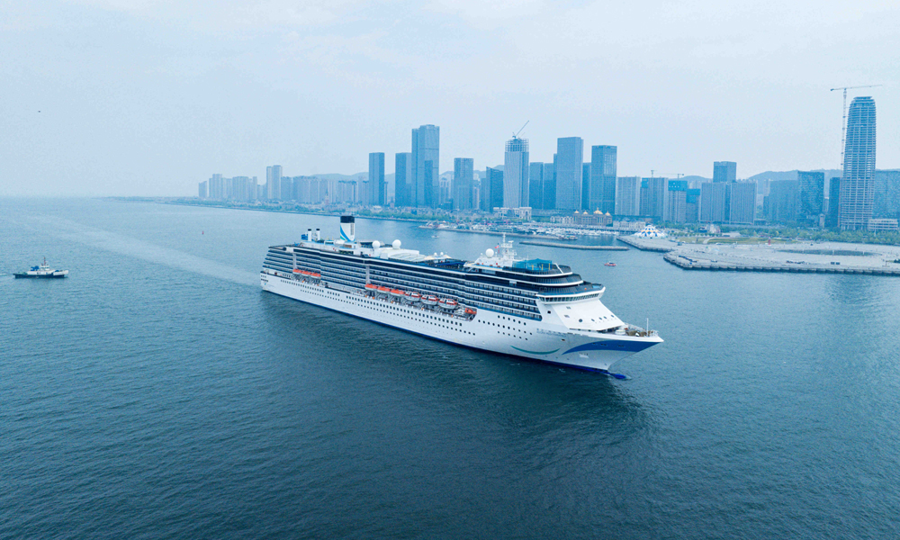 “十四五”期间，华夏国际邮轮实现多母港布局与区域市场激活。“爱达·魔都”号与“爱达·地中海”号相继在青岛、大连实现首航，重启北方邮轮市场，游客上座率均达100%，助力“首发经济”与区域消费升级，拓展国内邮轮市场空间。